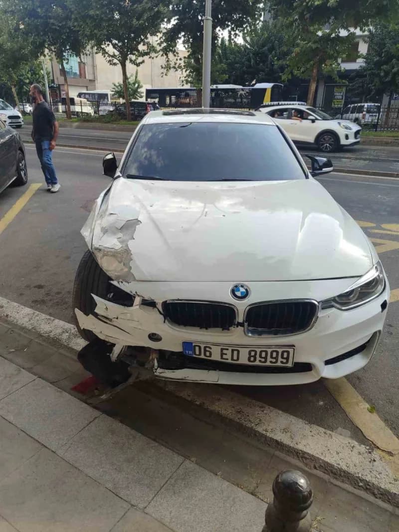 Batman'da kontrolden çıkan otomobil, park halindeki 2 araca çarptı