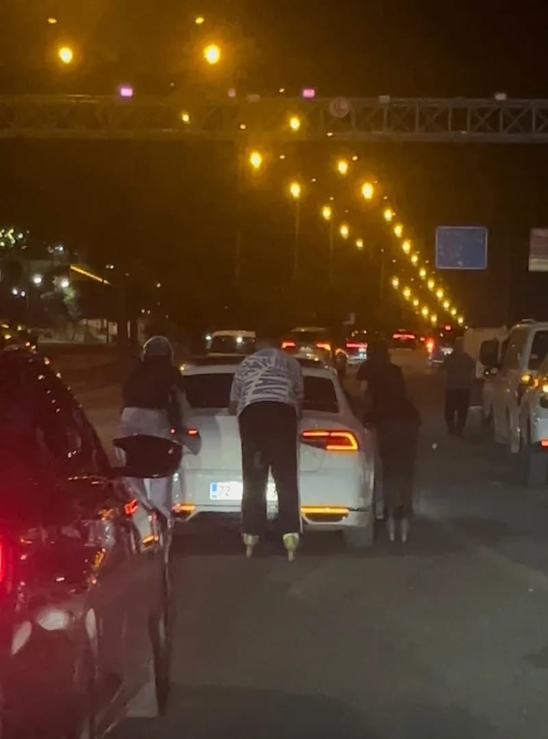 Batman Demokrasi Bulvarı üzerinde otomobile tutunarak patenle tehlikeli yolculuk yapan gençler