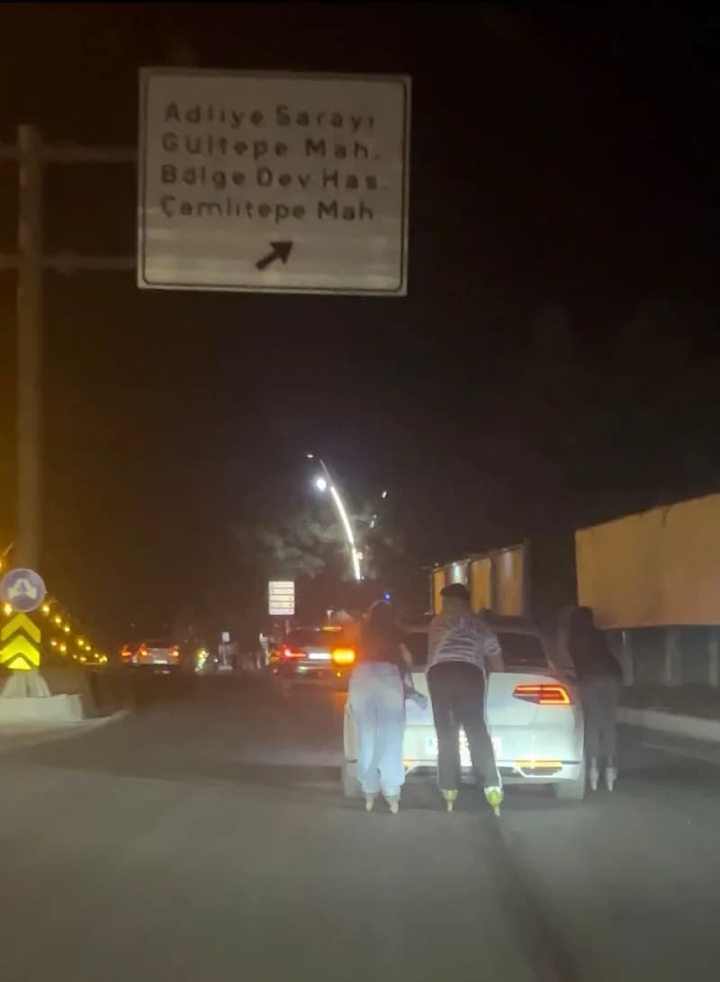 Batman'da 1'i kadın 3 kişinin akan trafiğe aldırış etmeden otomobile tutunarak yaptığı tehlikeli paten yolculuğu, görenl