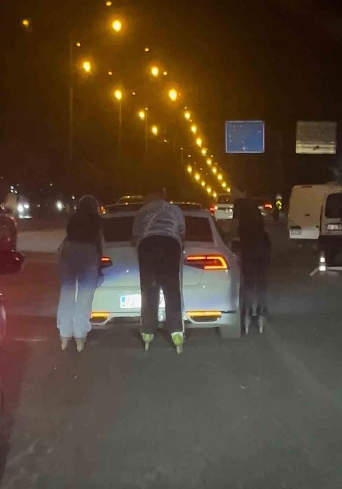 Batman'da 1'i kadın 3 kişinin akan trafiğe aldırış etmeden otomobile tutunarak yaptığı tehlikeli paten yolculuğu, görenl
