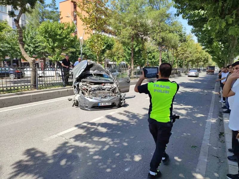 Batman Turgut Özal Caddesi’nde trafik kazası sonrası olay yeri ve polis ekipleri