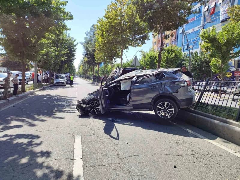 Batman'da sürücüsünün direksiyon hakimiyetini kaybettiği otomobilin önce başka bir araca ardından da demir korkuluklara