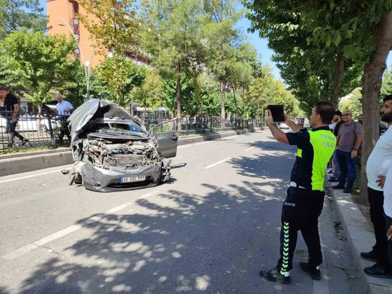 Batman'da sürücüsünün direksiyon hakimiyetini kaybettiği otomobilin önce başka bir araca ardından da demir korkuluklara