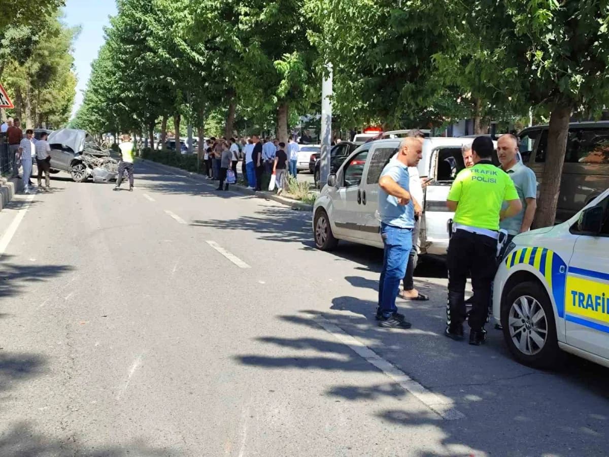 Batman'da sürücüsünün direksiyon hakimiyetini kaybettiği otomobilin önce başka bir araca ardından da demir korkuluklara