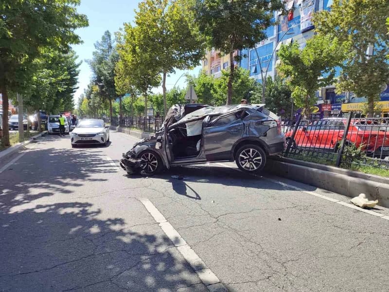 Batman'da sürücüsünün direksiyon hakimiyetini kaybettiği otomobilin önce başka bir araca ardından da demir korkuluklara