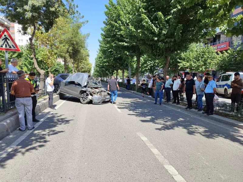 Batman'da sürücüsünün direksiyon hakimiyetini kaybettiği otomobilin önce başka bir araca ardından da demir korkuluklara