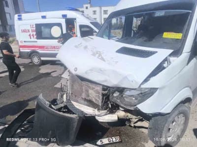 Batman Bayındırlık Mahallesi'nde iki aracın karıştığı trafik kazası sonrası olay yeri