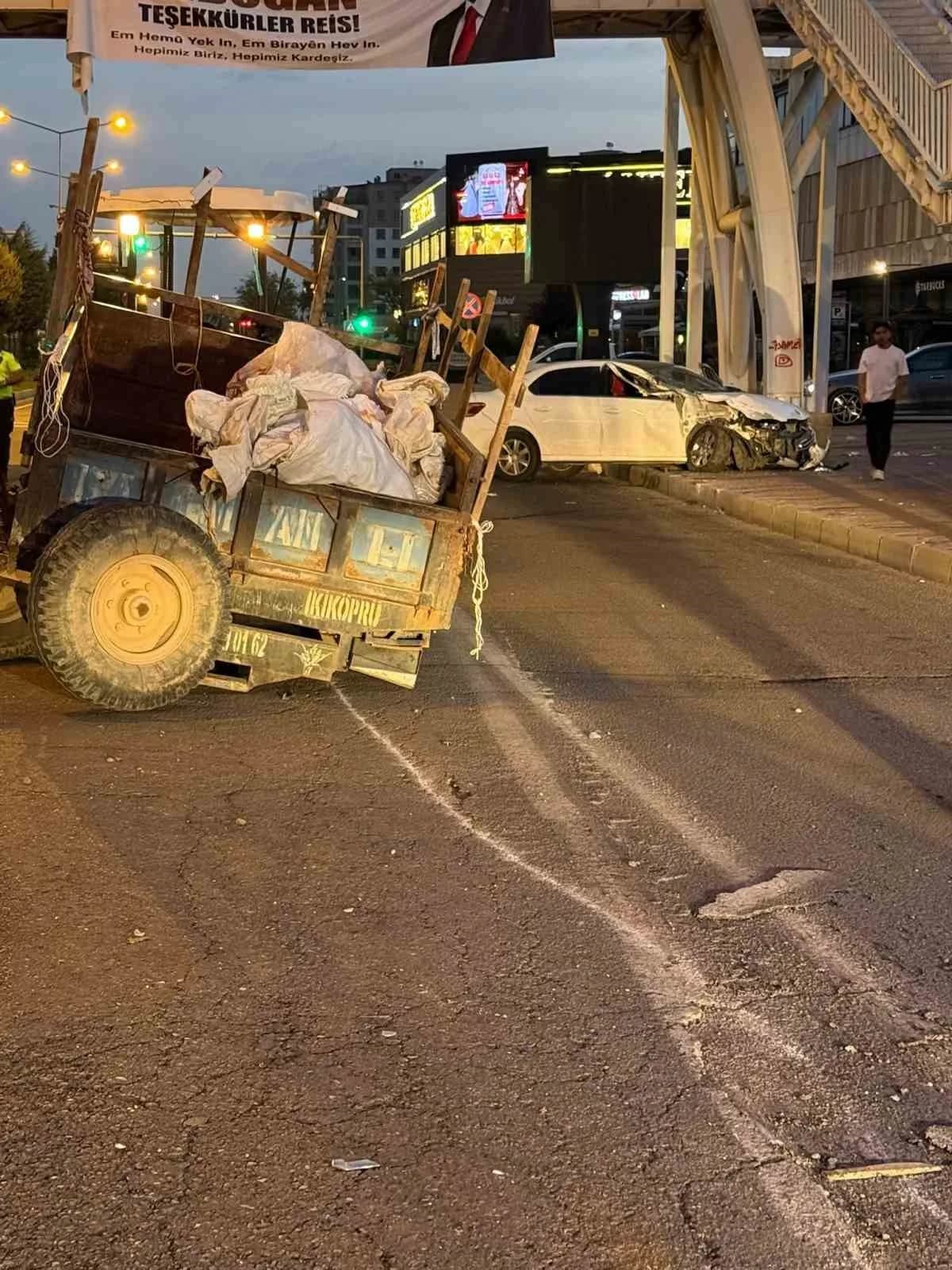 Batman kent merkezinde römorklu traktör ile otomobil çarpıştı. Kazada 2 vatandaş hafif şekilde yaralandı.