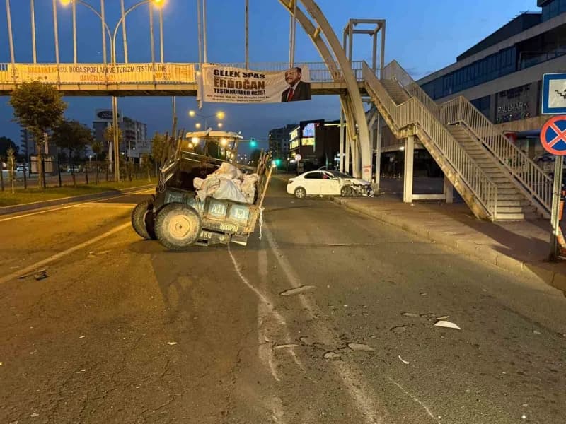 Batman Gültepe Mahallesi’nde römorklu traktör ile otomobilin çarpıştığı kaza sonrası olay yeri