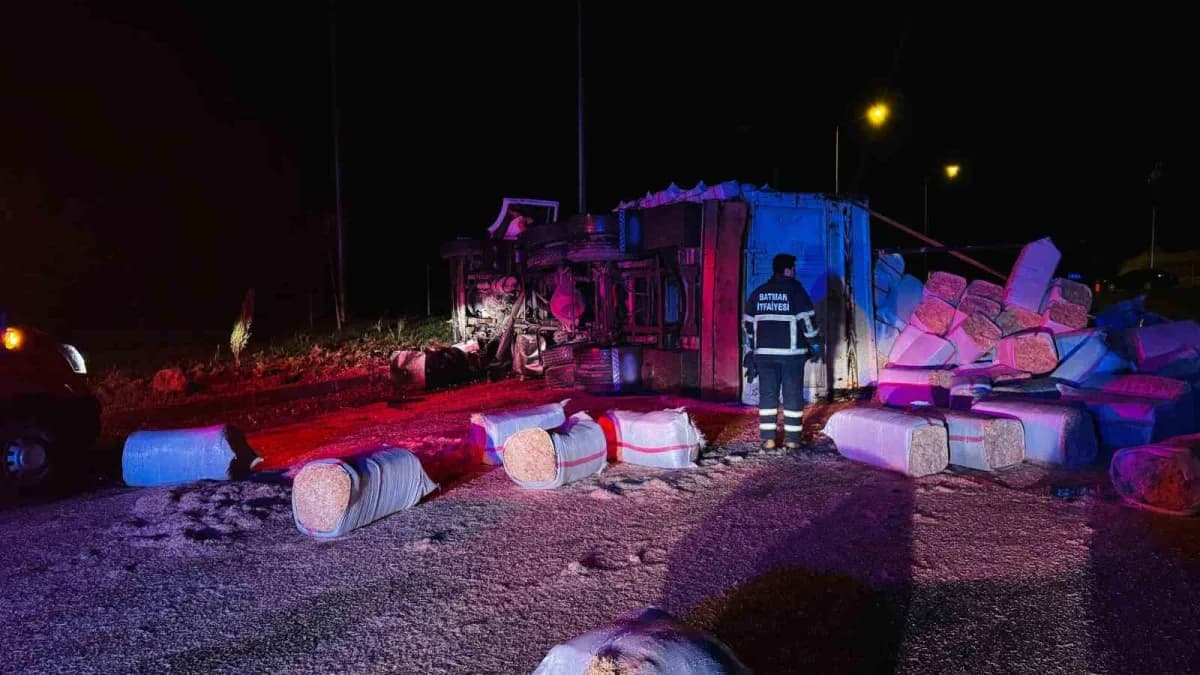 Batman merkeze bağlı Bıçakçı Karakolu mevkisinde sürücüsünün kontrolünden çıkan saman yüklü kamyonun yan yatması sonucu
