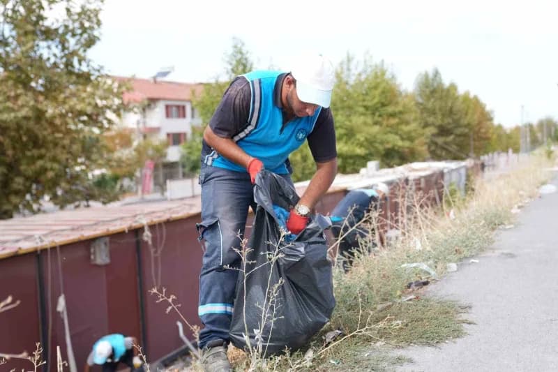 Battalgazi Belediyesi konteynerlerin kaldırıldığı alanları temizliyor