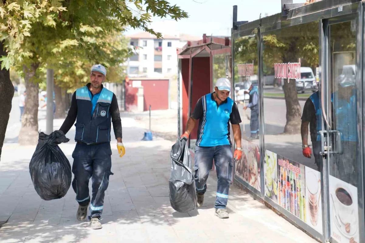Battalgazi Belediyesi ekipleri Malatya Çatyol Konteyner Çarşısı'nda temizlik çalışması yapıyor