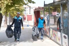 Battalgazi Belediyesi ekipleri Malatya Çatyol Konteyner Çarşısı'nda temizlik çalışması yapıyor