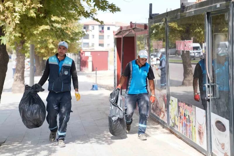Battalgazi Belediyesi ekipleri Malatya Çatyol Konteyner Çarşısı'nda temizlik çalışması yapıyor