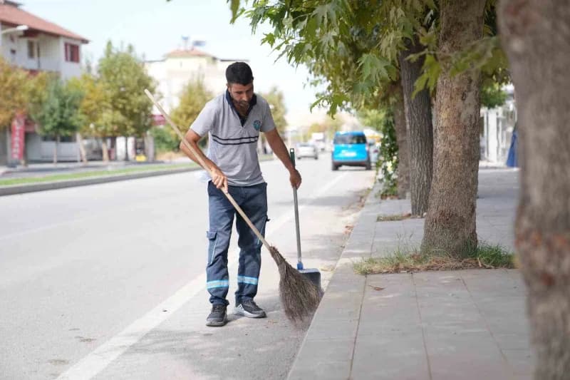 Battalgazi Belediyesi konteynerlerin kaldırıldığı alanları temizliyor