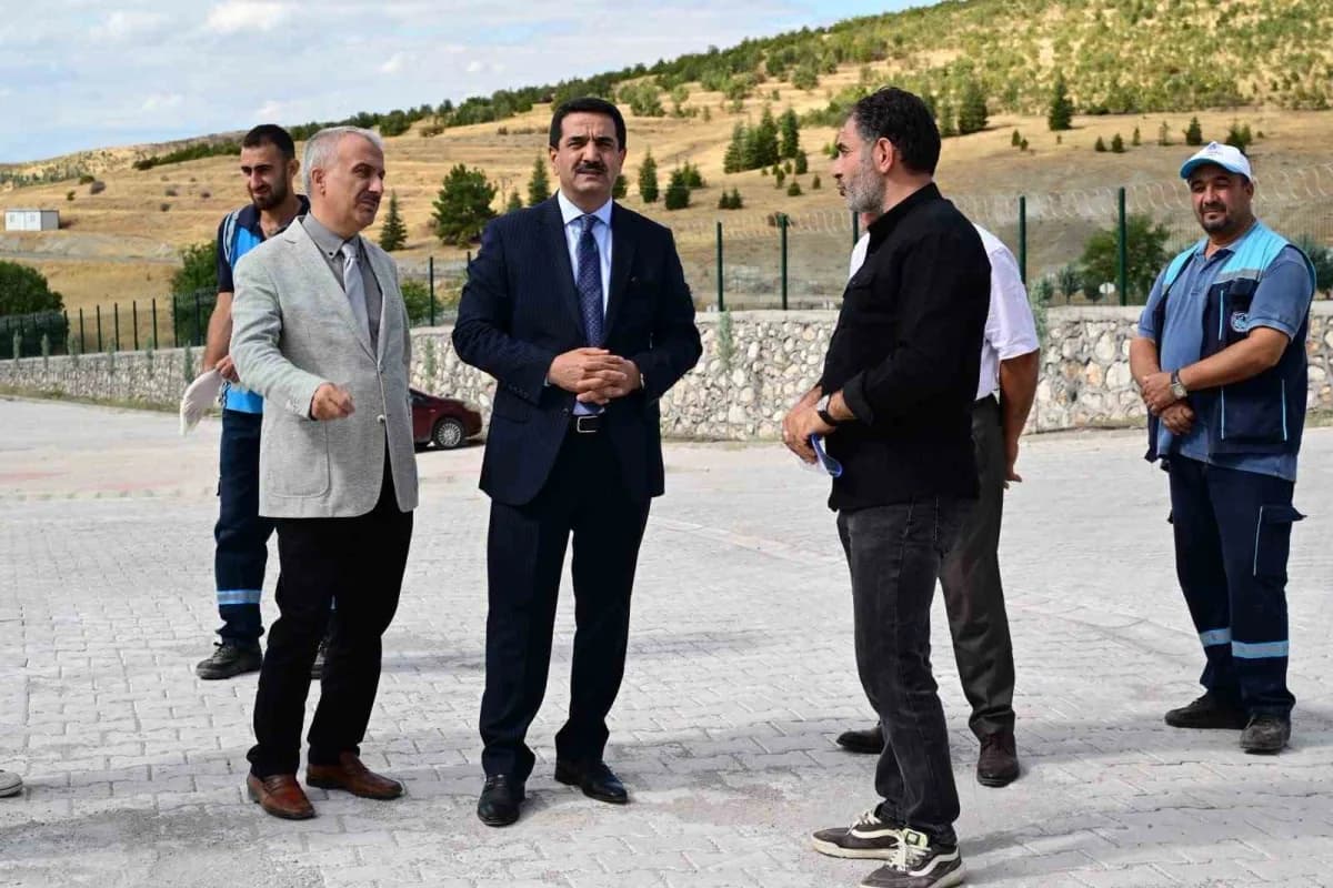 Battalgazi Belediye Başkanı Bayram Taşkın, Yeniköy Mahallesi hayvan barınağında incelemelerde bulunuyor