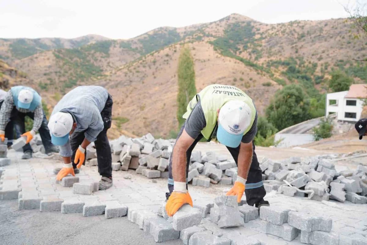 Battalgazi Belediyesi ekipleri Kamıştaş Mahallesi'nde kilit taşı ve bordür yol düzenleme çalışması yapıyor