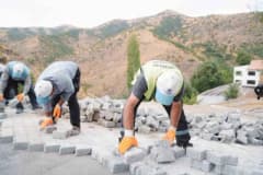 Battalgazi Belediyesi ekipleri Kamıştaş Mahallesi'nde kilit taşı ve bordür yol düzenleme çalışması yapıyor