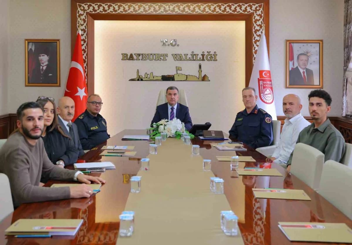 Bayburt Valisi Mustafa Eldivan asayiş ve güvenlik toplantısında açıklama yapıyor