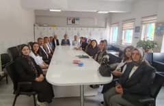 Bayburt İl Milli Eğitim Müdürü Ömer Faruk Kahraman okullarda eğitim çalışmalarını incelerken öğretmenlerle görüşüyor