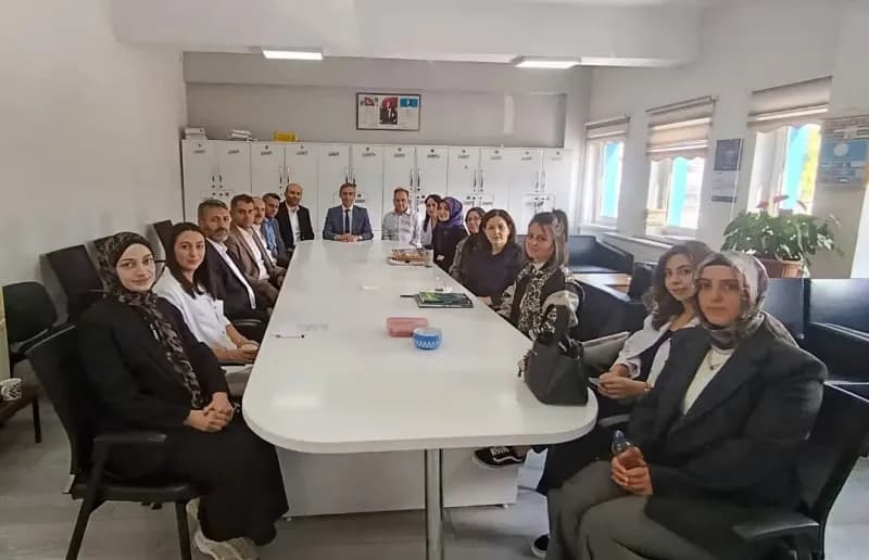 Bayburt İl Milli Eğitim Müdürü Ömer Faruk Kahraman okullarda eğitim çalışmalarını incelerken öğretmenlerle görüşüyor