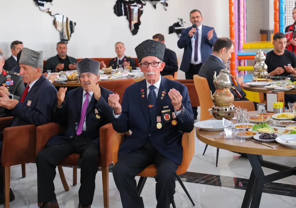 Bayburt’ta 19 Eylül Gaziler Günü kahvaltı programında gaziler ve şehit aileleri bir arada