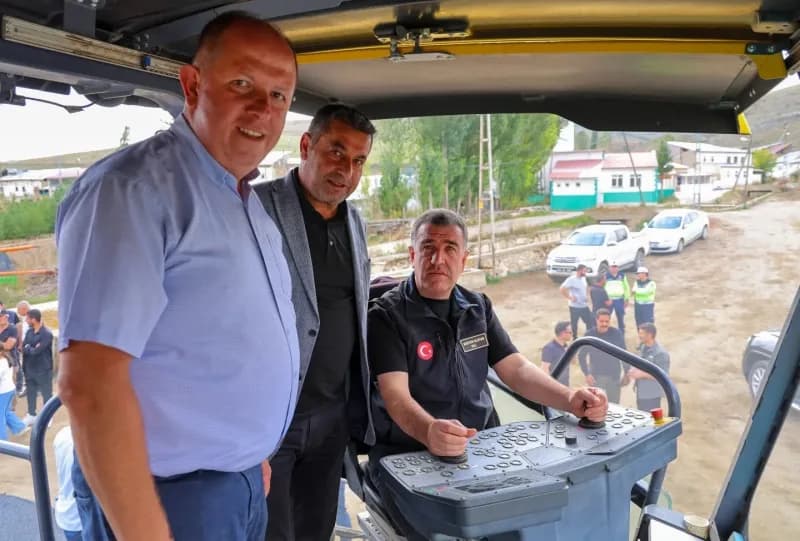 Bayburt’un grup yollarında asfalt ve genişletme çalışmaları sürüyor
