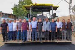 Bayburt’ta Ozansu grup yolunda asfalt ve Sancaktepe grup yolunda genişletme çalışmaları devam ediyor