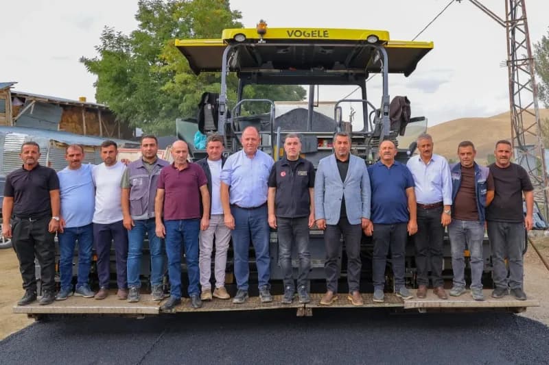Bayburt’ta Ozansu grup yolunda asfalt ve Sancaktepe grup yolunda genişletme çalışmaları devam ediyor