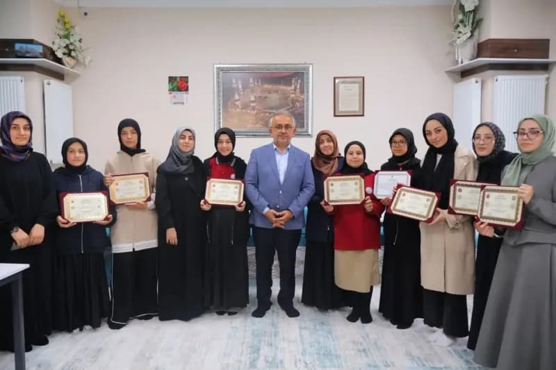 Bayburt İl Müftülüğünde hafızlık belgeleri törenle öğrencilere veriliyor