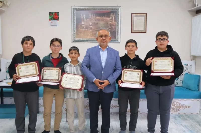 Bayburt’ta hafızlık eğitimini tamamlayan öğrencilere belgeleri verildi