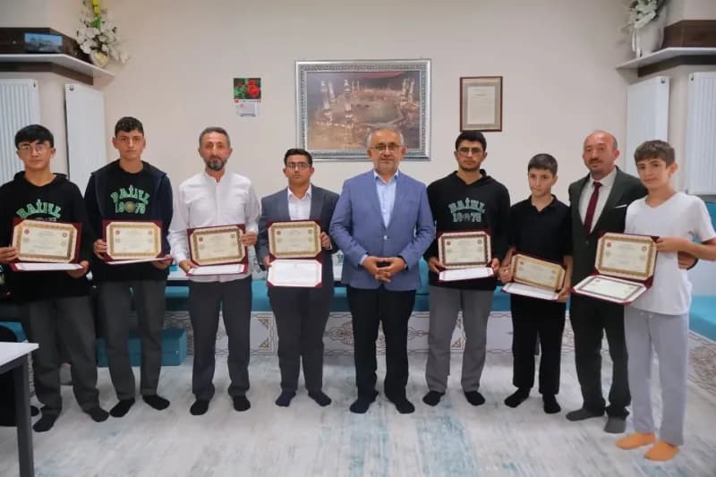 Bayburt’ta hafızlık eğitimini tamamlayan öğrencilere belgeleri verildi