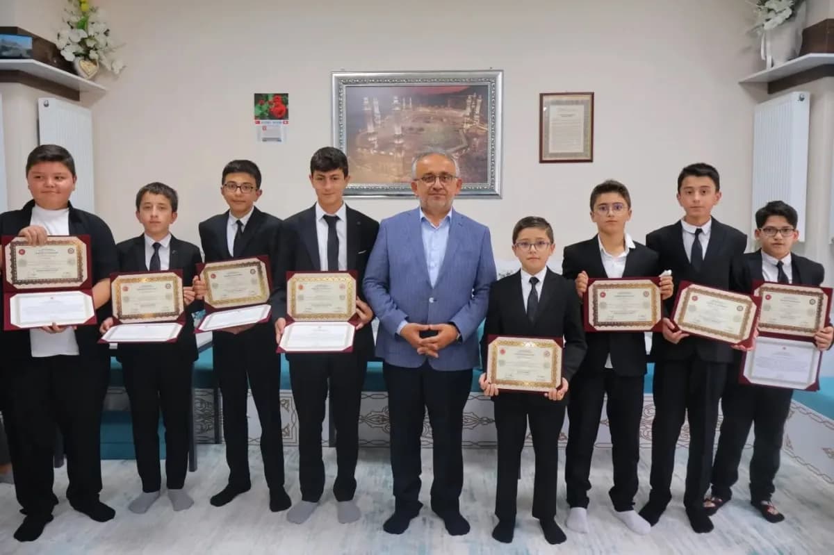 Bayburt’ta hafızlık eğitimini tamamlayan öğrencilere belgeleri verildi