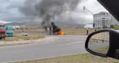 Bayburt’ta kamyonet kasasında elektrik kontağından çıkan yangın sonucu alev alan jeneratör