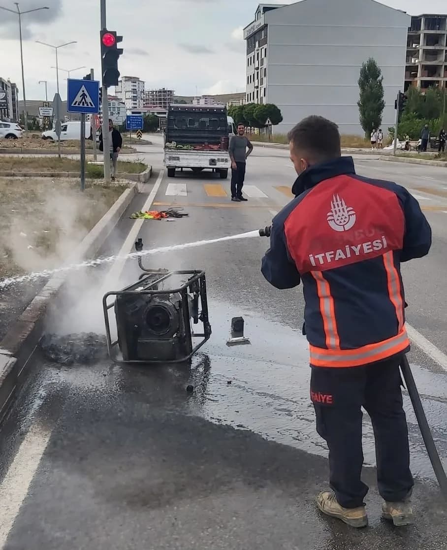 Bayburt’ta kamyonet kasasındaki jeneratör alev alev yandı
