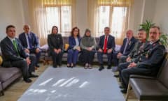 Bayburt Valisi Mustafa Eldivan ve eşi Meltem Eldivan, Kıbrıs gazilerini evlerinde ziyaret ederken