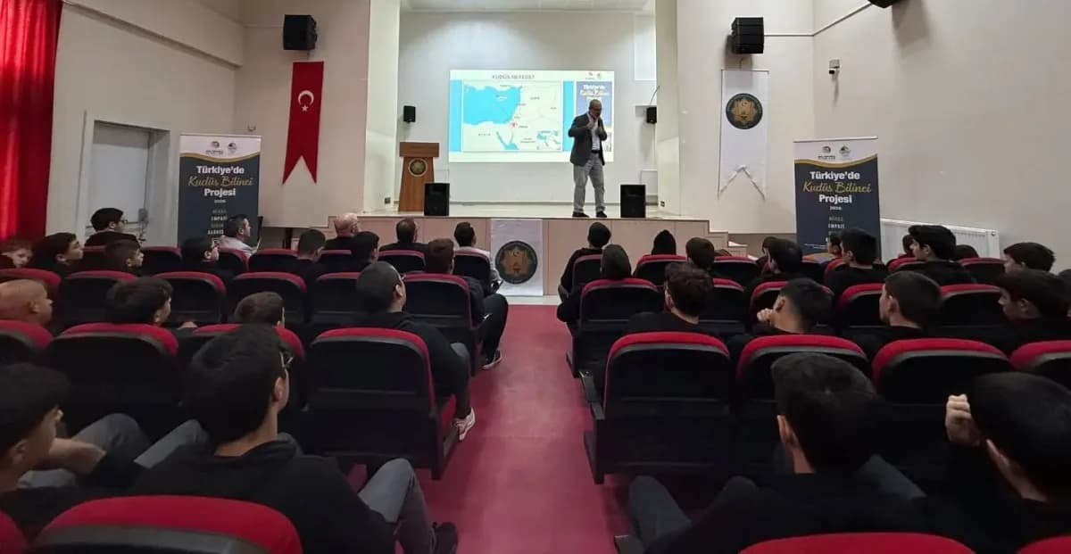 Bayburt Anadolu İmam Hatip Lisesinde Kudüs ve Mescid-i Aksa bilinci programından bir kare