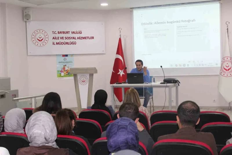 Bayburt Aile ve Sosyal Hizmetler İl Müdürlüğü personeline verilen aile eğitimlerinde gelişimsel yaklaşım eğitimi