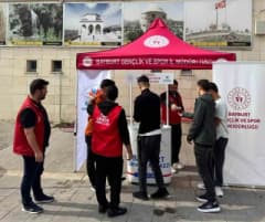 Bayburt’ta üniversite öğrencilerine yönelik Gençlik Merkezi ve Yeşilay tarafından açılan tanıtım stantları