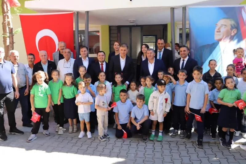 İzmir Bayındır’da yenilenen Kızıloba İlkokulu açılış töreninden görüntü