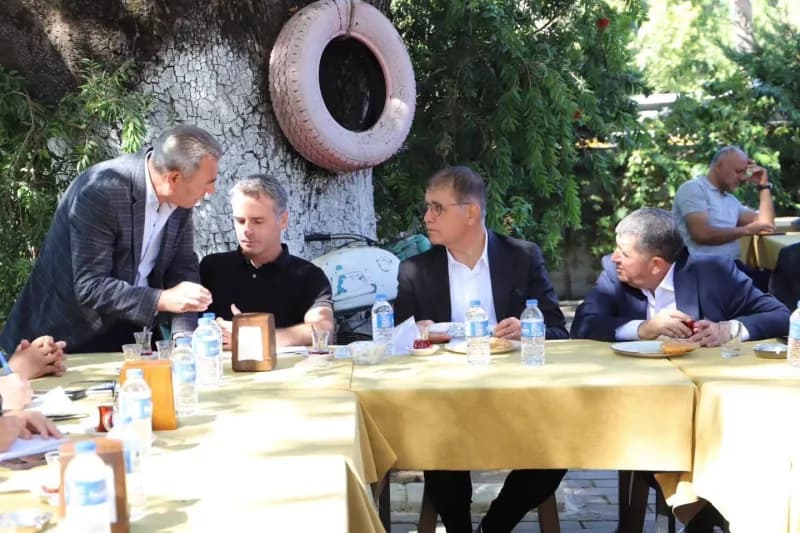 Kızıloba İlkokulu'ndaki açılış programının ardından Başkan Tugay, Başkan Sakarsu ve beraberindeki heyet, Arıkbaşı ve Hav