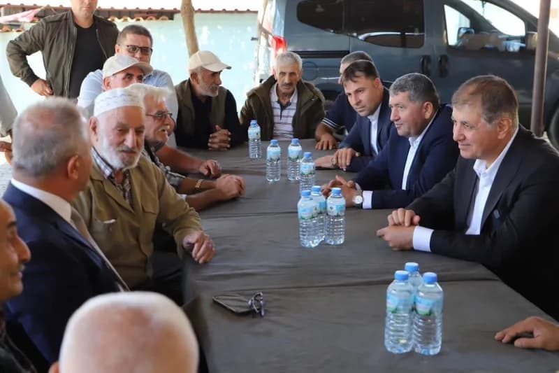 Kızıloba İlkokulu'ndaki açılış programının ardından Başkan Tugay, Başkan Sakarsu ve beraberindeki heyet, Arıkbaşı ve Hav