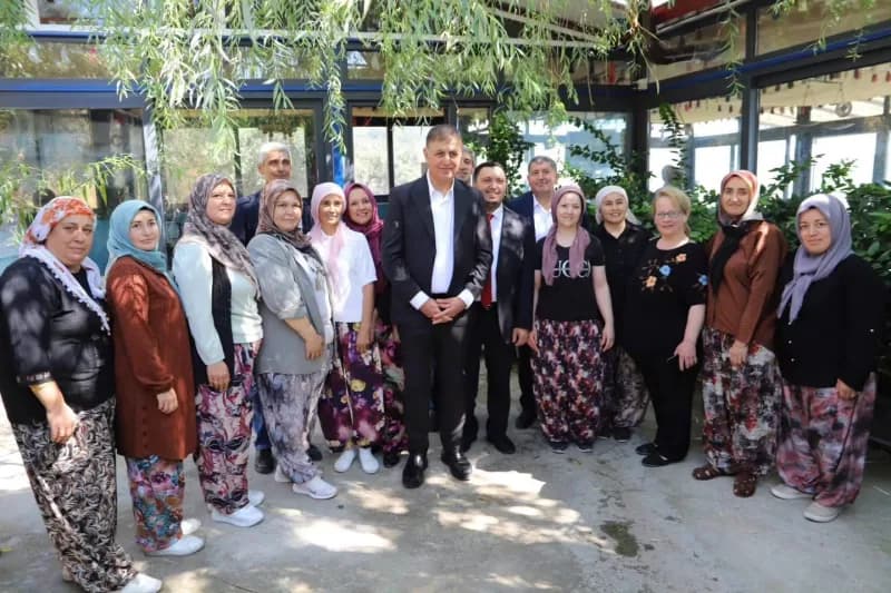 Kızıloba İlkokulu'ndaki açılış programının ardından Başkan Tugay, Başkan Sakarsu ve beraberindeki heyet, Arıkbaşı ve Hav