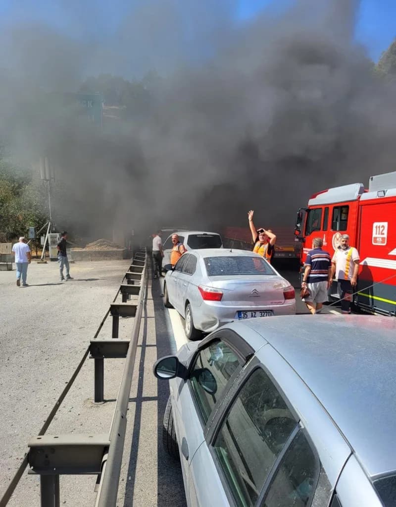 İzmir Bayraklı Tünelleri'nde seyir halindeki bir tırda yangın çıktı.