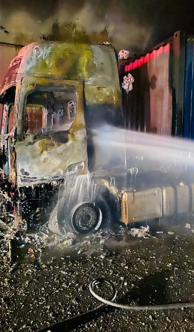 İzmir Bayraklı Tünelleri'nde seyir halindeki bir tırda yangın çıktı.