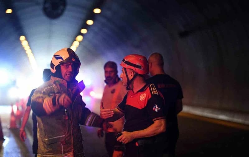 İzmir Bayraklı Tünelleri’nde seyir halindeki tırda çıkan yangın sonrası itfaiye müdahalesi