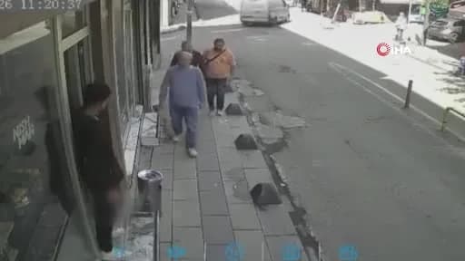 Bayrampaşa Bilgehan Caddesi’nde iki otomobilin çarpışması sonrası kaldırımdaki yayalara çarpan araç