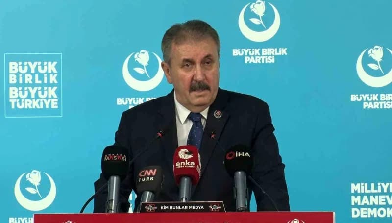 BBP Genel Başkanı Mustafa Destici basın toplantısında konuşuyor