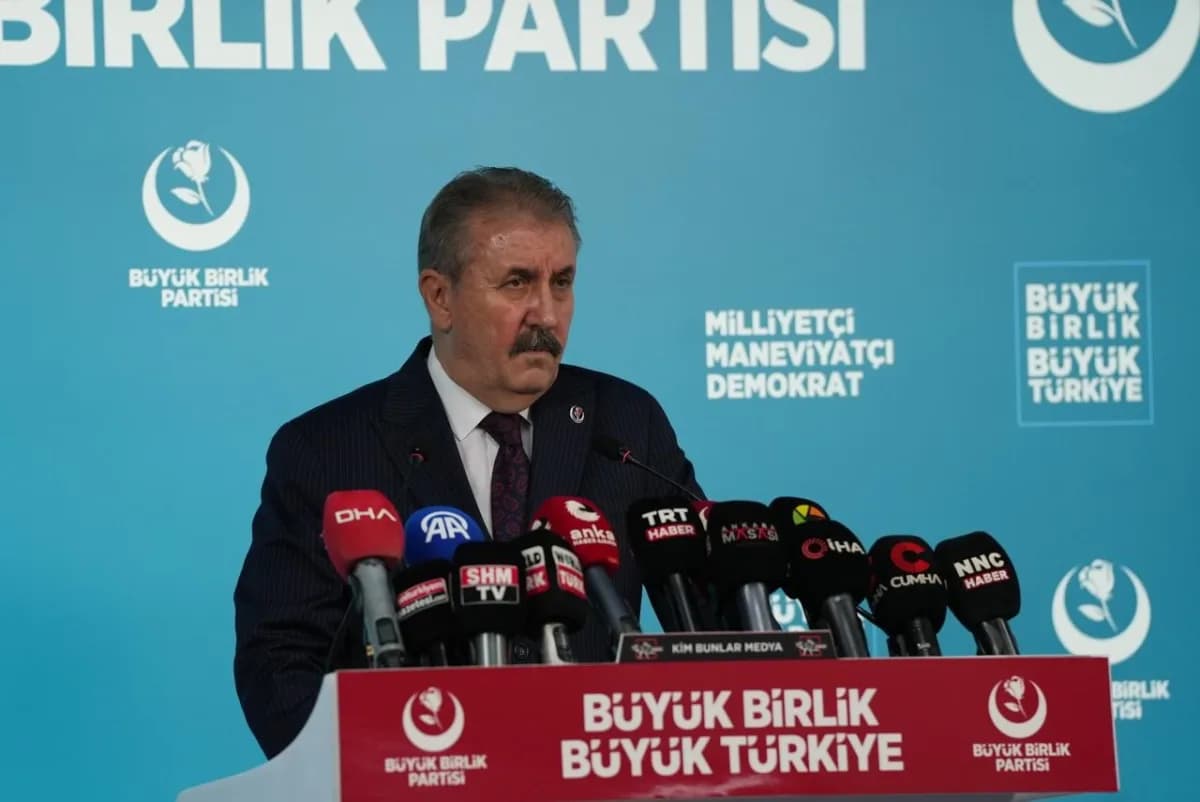 BBP Genel Başkanı Mustafa Destici basın toplantısında konuşuyor