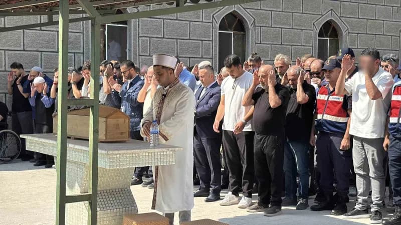 Öğle vaktine müteakip kılınan cenaze namazının ardından bebek Kocakurt, gözyaşları içerisinde son yolculuğuna uğurlandı.